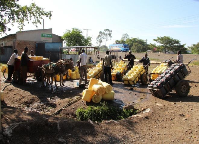 Waterverkoop van borehole in Awasi
